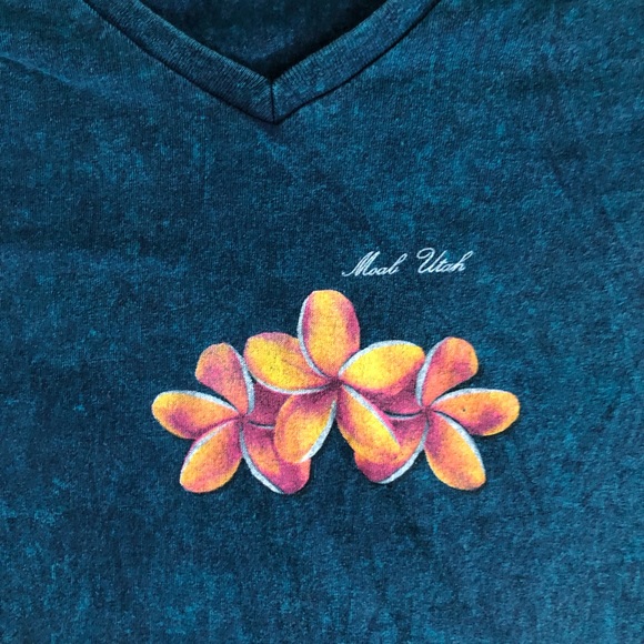 Moab Utah Women’s XL Blue Hibiscus Dyed Short sleeve shirt flowers - Picture 2 of 5